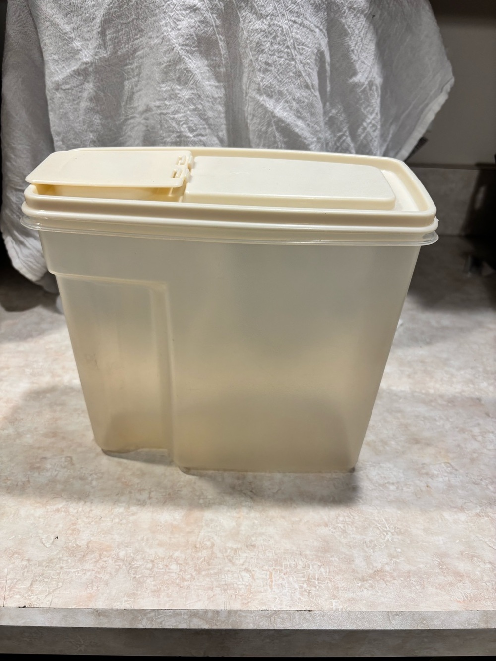 Rubbermaid Servin Saver #3 13 Cups Dry Food Storage